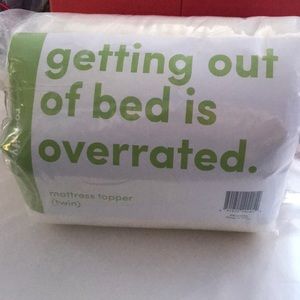 Twin mattress pad and standard pillow set